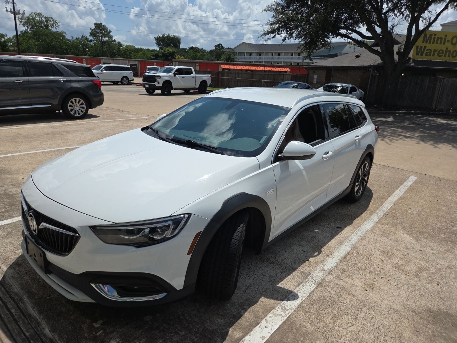 buick regal tourx 2019 W04GV8SXXK1013676 image buick regal tourx 2019 W04GV8SXXK1013676 image